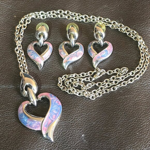 Heart-shaped necklace & earring SET. Enamel detailing on silvertone. Vintage. - Picture 4 of 9